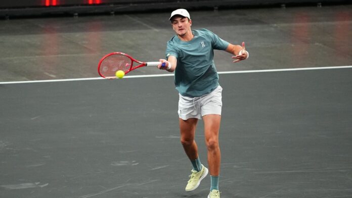 João Fonseca derrota Opelka e fatura mais de R$ 5 milhões em torneio 'diferentão' em Las Vegas