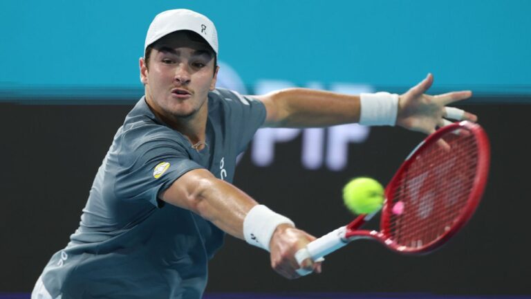 João Fonseca faz jogo duro, mas cai para Carlos Alcaraz e se despede do Miami Open na segunda fase