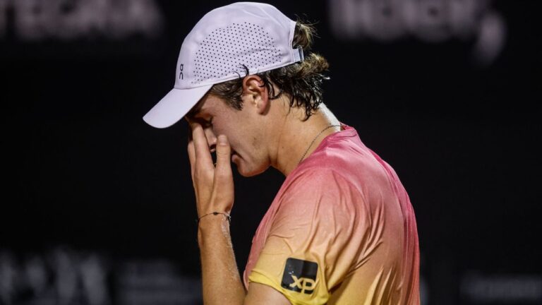 João Fonseca força dois tie-breaks, mas sucumbe para Sinner em mais de duas horas de jogo e dá adeus ao Indian Wells