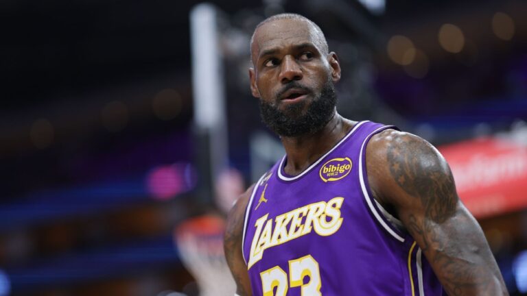LeBron James empata com Robert Parish como os jogadores com mais partidas na história da NBA
