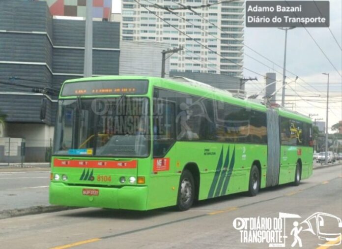 Mais trólebus de diferentes modelos começaram a receber a nova pintura padronizada verde no Corredor Metropolitano ABD