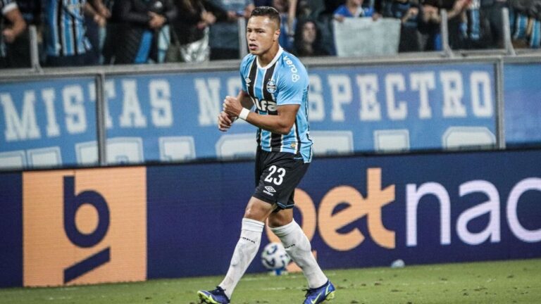 Marlon passa por cirurgia com sucesso e já tem previsão de alta após lesão em Grêmio x Vitória