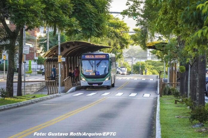 Obra em estação da Terceira Perimetral bloqueia corredor de ônibus e altera paradas em Porto Alegre (RS)