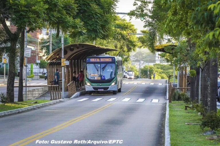 Obra em estação da Terceira Perimetral bloqueia corredor de ônibus e altera paradas em Porto Alegre (RS)
