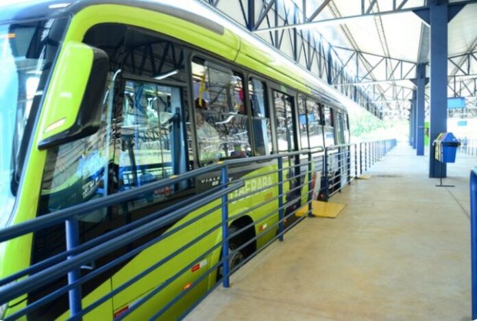 Obras na Rua Artur Machado alteram linhas de ônibus e exigem atenção de passageiros em Uberaba (MG) 