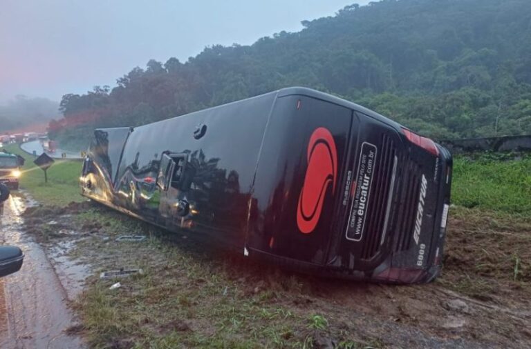 Ônibus da Eucatur tomba na Régis Bittencourt, em Campina Grande do Sul (PR), deixando feridos nesta terça-feira (10)