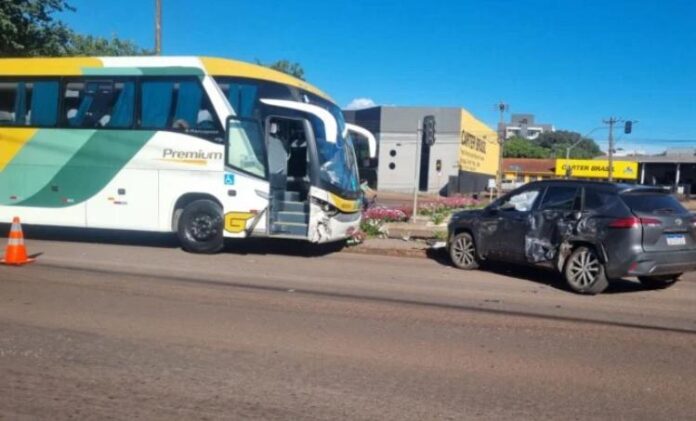 Ônibus da Gontijo e carro colidem em cruzamento em Foz do Iguaçu (PR) no fim da tarde desta segunda-feira (30)
