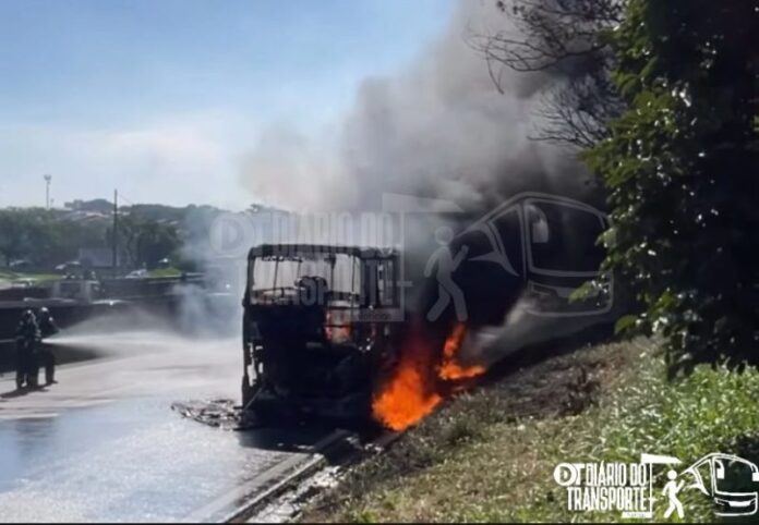 Ônibus da Júlio Simões pega fogo na Rodovia Anchieta em São Bernardo do Campo (SP) nesta sexta-feira (27) 