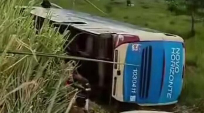 Ônibus da Novo Horizonte tomba na BA-670 e deixa feridos neste domingo (15)