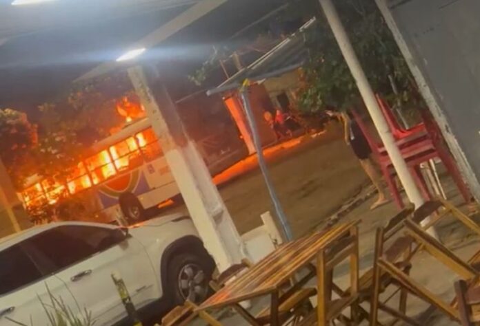 Ônibus do transporte público é incendiado após tiroteio em Natal (RN) nesta quinta-feira (26) 