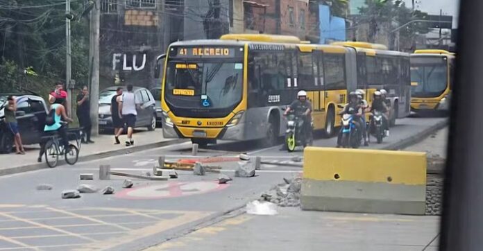Ônibus é usado como barricada após operação policial na Zona Oeste do Rio nesta sexta-feira (13)