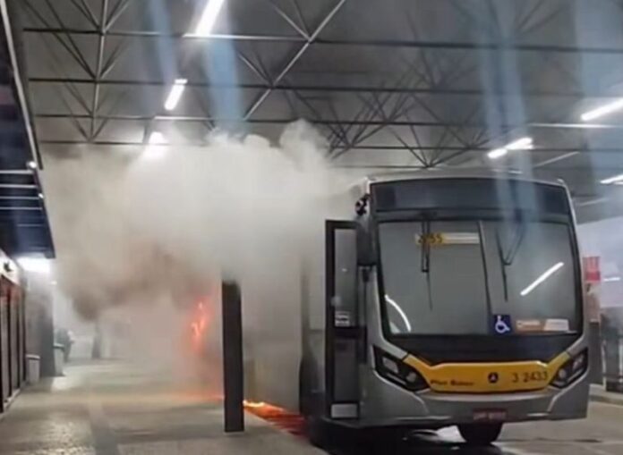 Ônibus pega fogo no Terminal Metrô Penha, na zona leste São Paulo nesta terça-feira (31) 