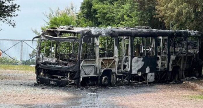 Ônibus são incendiados no Morro Santana, em Porto Alegre (RS), nesta segunda-feira (9)