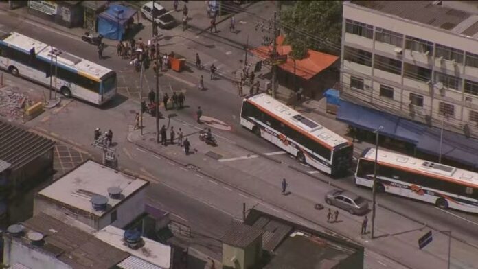 Ônibus são utilizados como barricadas na Zona Oeste do Rio de Janeiro nesta segunda-feira (16)