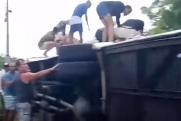 Ônibus  tomba na CE-040 a caminho de Canoa Quebrada e deixa feridos neste domingo (15)