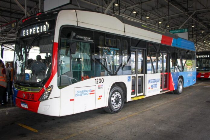 Operação de ônibus elétricos entre metrô de Salvador e aeroporto internacional já evitou emissão de 140 toneladas de CO₂, afirma governo da Bahia
