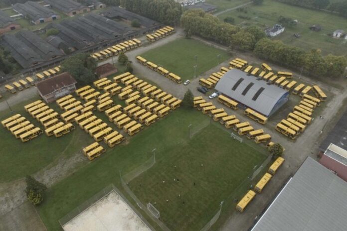 Paraná inicia entrega de 687 ônibus escolares para cidades do estado