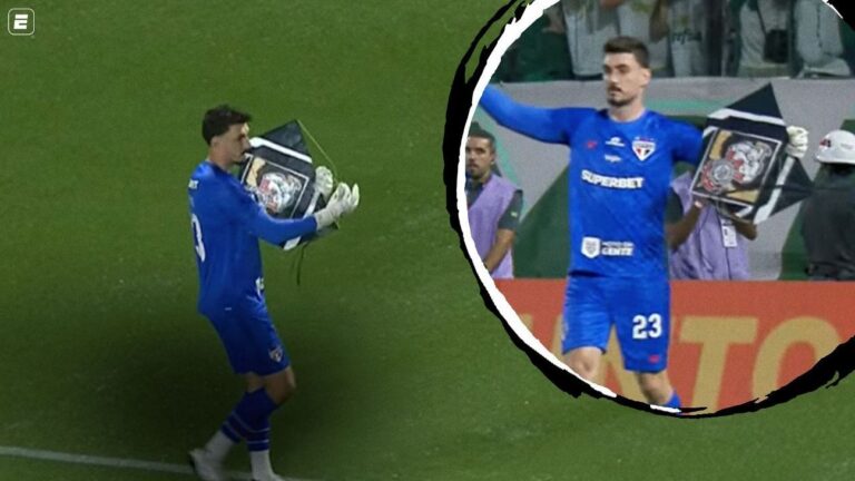 Pipa com símbolo do Corinthians cai no gramado e paralisa Palmeiras x São Paulo
