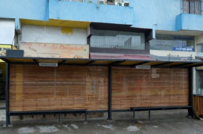 Prefeitura de São Sebastião (SP) revitaliza ponto de ônibus no Centro com equipe própria