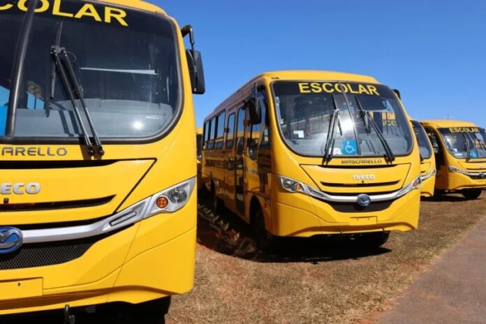 Presidente Lula participa de entrega de novos ônibus escolares do Programa Caminho da Escola na fábrica da Iveco em Sete Lagoas (MG) nesta sexta-feira (20)
