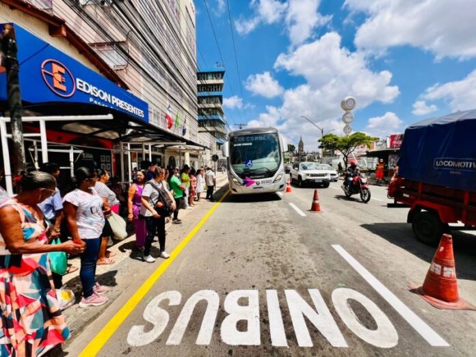 Projeto de Lei em tramitação na Câmara Municipal de Feira de Santana (BA) prevê que táxis circulem na faixa exclusiva de ônibus mesmo sem passageiros