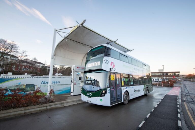 Projeto de ônibus a hidrogênio fracassa e cidade escocesa vai vender frota de dois andares