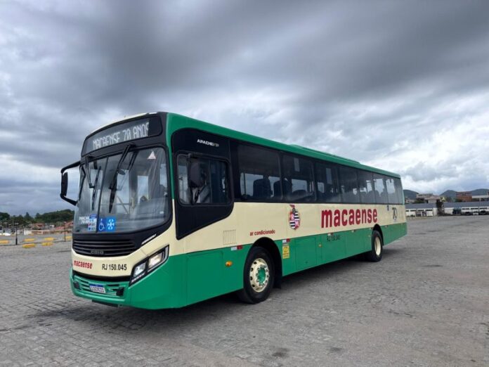Rápido Macaense coloca ônibus personalizado em circulação em comemoração aos 70 anos da empresa no Rio de Janeiro