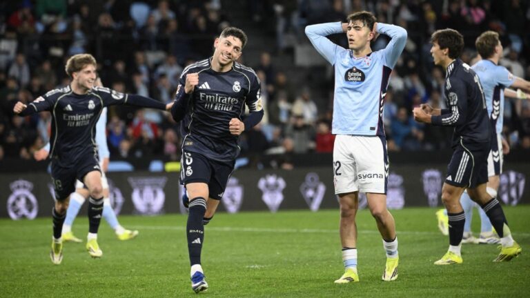 Real Madrid supera 10 desfalques, vence Celta com gol no fim e encosta no líder Barcelona