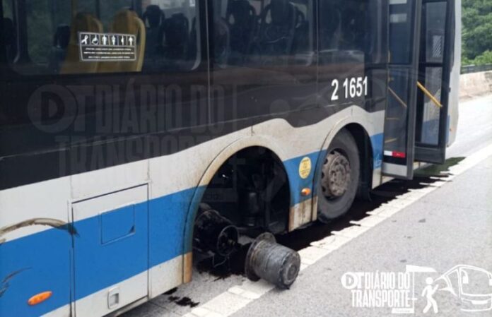 Roda de ônibus articulado da Sambaíba se solta no Viaduto Antártica, na Zona Oeste de São Paulo (SP), nesta terça-feira (03)
