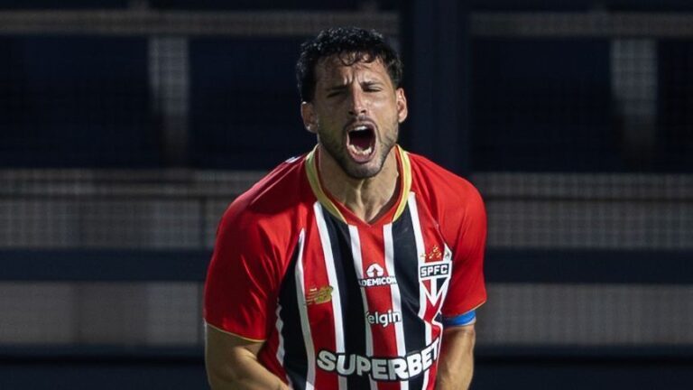 São Paulo vira sobre o Bragantino fora de casa e se mantém líder do Brasileirão