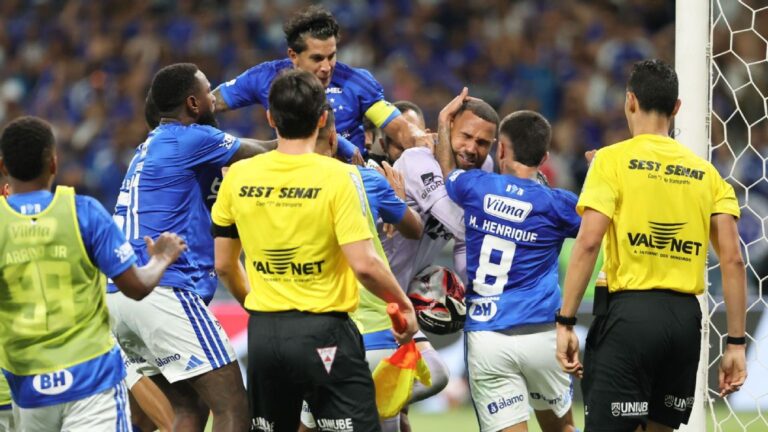 Súmula ‘caótica’ de Cruzeiro x Atlético-MG confirma 23 expulsões após briga generalizada no Mineirão