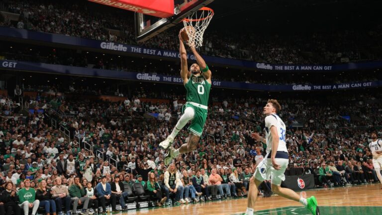Tatum volta após 298 dias, flerta com triplo-duplo, e Celtics vencem Mavericks na NBA