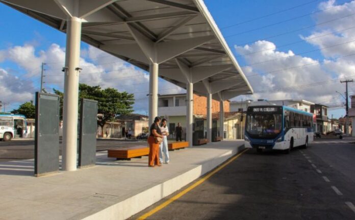Terminal de ônibus no bairro Clima Bom recebe nova estrutura e melhorias de acessibilidade em Maceió (AL)