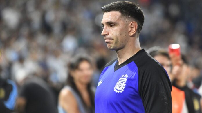 'Um dos nossos piores jogos': Dibu Martínez detona Argentina, faz forte cobrança e até 'comemora' final cancelada