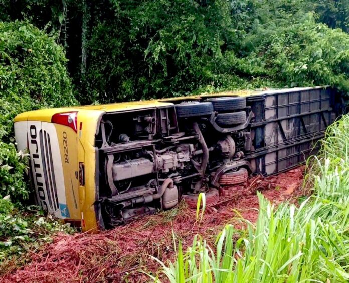 Ônibus da Gontijo tomba em rodovia na Bahia