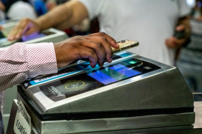 Metrô de São Paulo passa a aceitar cartões virtuais nas catracas