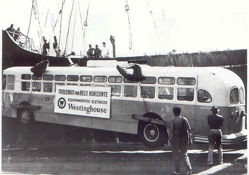 FOTO 2 Desembarque de trolebus norte americano para Belo Horizonte