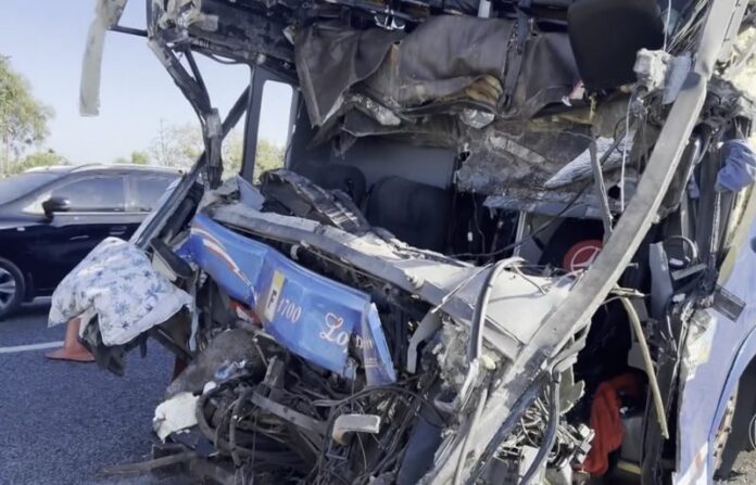Acidente entre ônibus da Lopes Turismo e caminhão deixa mortos e feridos na BR-050, em Uberaba (MG)