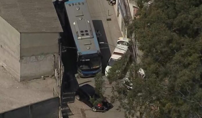 Acidente entre ônibus municipal de São Paulo e carro, seguido de atropelamento, deixa feridos nesta segunda-feira (06) no Grajaú, Zona Sul da capital