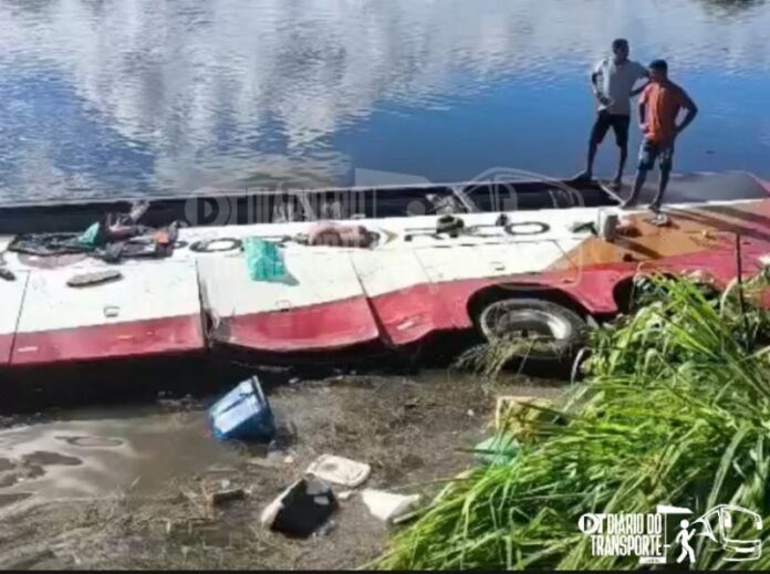 Acidente envolvendo ônibus no Maranhão deixa mortos e feridos após veículo cair em açude nesta segunda-feira (6) 