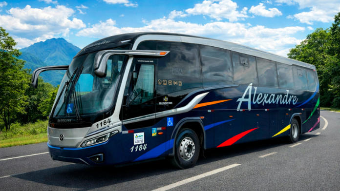 Busscar entrega Vissta Buss 345 com 46 poltronas e elevador a Alexandre Turismo