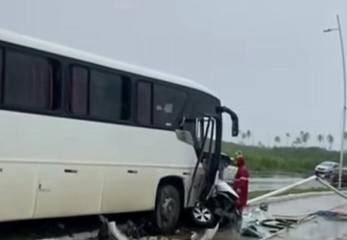 Colisão entre carro e ônibus deixa mortos na PE-09, acesso a Porto de Galinhas (PE)