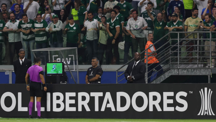 Conmebol divulga áudio do VAR de lance de pênalti para o Palmeiras contra o Sporting Cristal: 'Tem um calço'