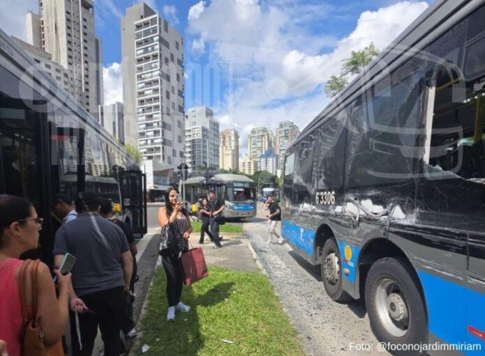 Dois ônibus da MobiBrasil colidem no Brooklin, Zona Sul de São Paulo (SP), na tarde desta quinta-feira (02)