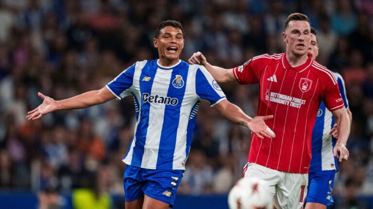 Ex-São Paulo marca, mas Porto leva ‘gol contra mais bizarro do ano’ e fica no empate com o Forest na Europa League