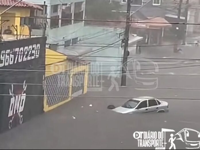 Fortes chuvas deixam vias alagadas e causam transtornos em Santo André no ABC Paulista na tarde desta quarta-feira (1º)