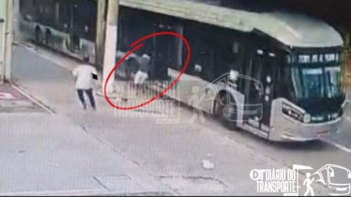 Homem é atropelado por ônibus articulado na Avenida do Cursino na manhã desta quinta-feira (02)