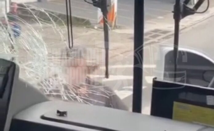 Homem vandaliza para-brisa e para-choque de ônibus municipal da Viação Guaianazes em Santo André (SP)