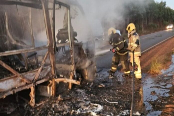Incêndio destrói micro-ônibus que transportava equipe de futebol na MG-214