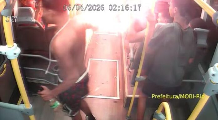 Indivíduos que acenderam rojão dentro de ônibus do sistema BRT do Rio de Janeiro são detidos nesta terça-feira (07)